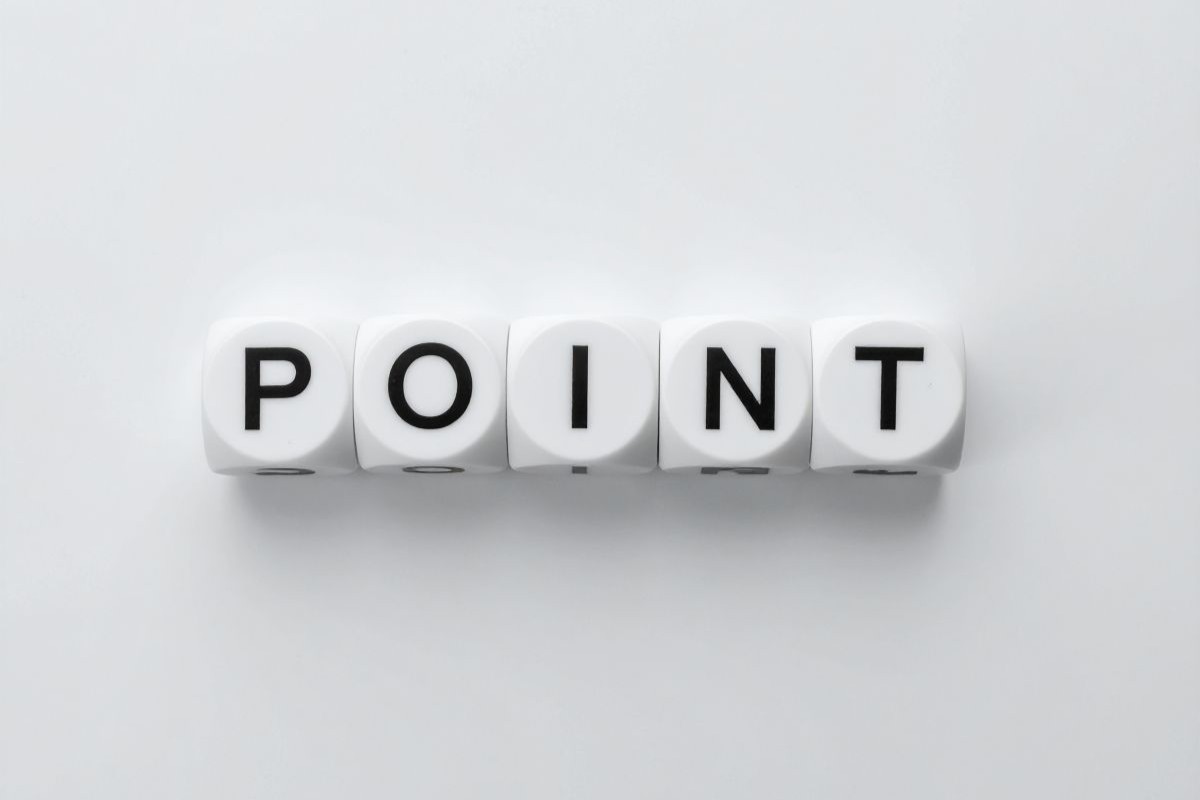 マニュアルはナレッジマネジメントの基盤として、暗黙知を組織全体に伝承する役割を果たす。業務改善の起点として定期的に見直しを行い、フィードバックを反映させながらブラッシュアップを続ける。sharepointやクラウドツールで社内共有し、誰もが参照できる運用方法を確立する。紙の印刷ではなく電子化することで、アップデートの手間を削減できる。引継ぎ時や異動時には手順書として機能し、新人教育の時間短縮にも貢献する。トライアル期間を設けて運用体制を検証し、形骸化を防ぐ工夫を続けることが、組織全体の業務効率化を達成する鍵となる